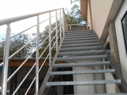 schodiště, ocelové nosníky, zinkované schodišťové rošty, hliníkové zábradlí